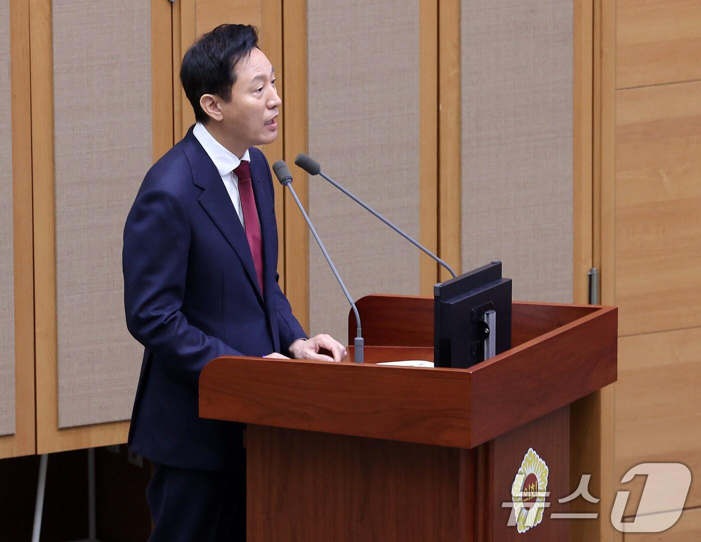 본문 이미지 - 오세훈 서울시장이 18일 오전 서울 중구 서울시의회에서 열린 '제327회 정례회 제2차 본회의' 시정질문에서 의원들 질문에 답하고 있다. 2024.11.18/뉴스1 ⓒ News1 이동해 기자