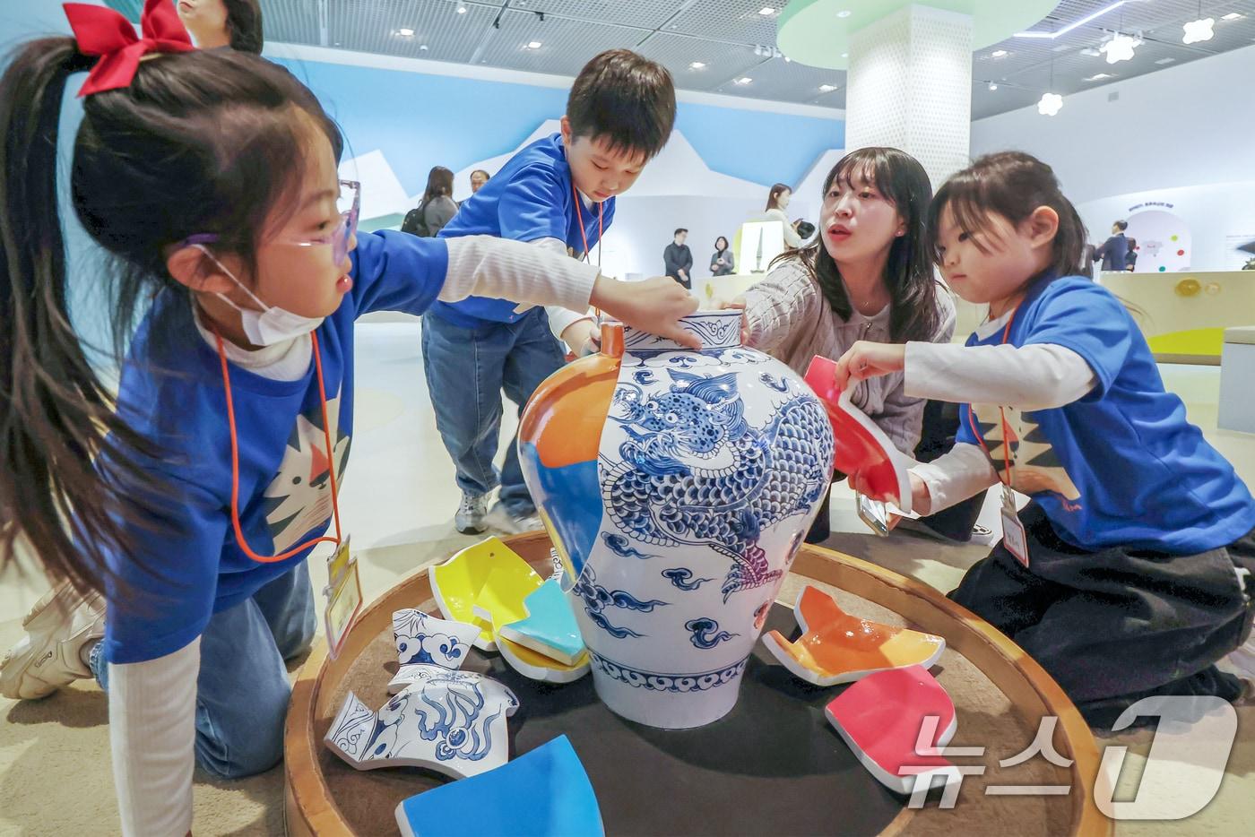 본문 이미지 - 서울 용산구 국립중앙박물관 어린이박물관에서 어린이들이 각종 전시물을 체험하고 있는 모습. ⓒ 뉴스1 민경석 기자