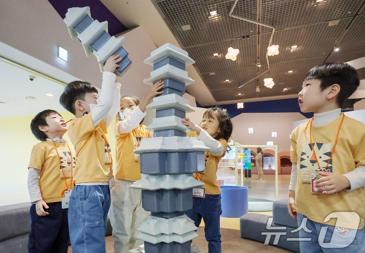 서울 용산구 국립중앙박물관 어린이박물관에서 어린이들이 전시물을 체험하고 있다. 2024.11.18/뉴스1 ⓒ News1 민경석 기자