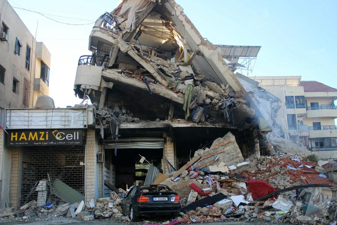 본문 이미지 - 17일(현지시간) 레바논 남부 티레에서 헤즈볼라와 전쟁 중인 이스라엘 군의 공습을 받아 허물어진 건물이 보인다. 2024,11,18 ⓒ AFP=뉴스1 ⓒ News1 우동명 기자