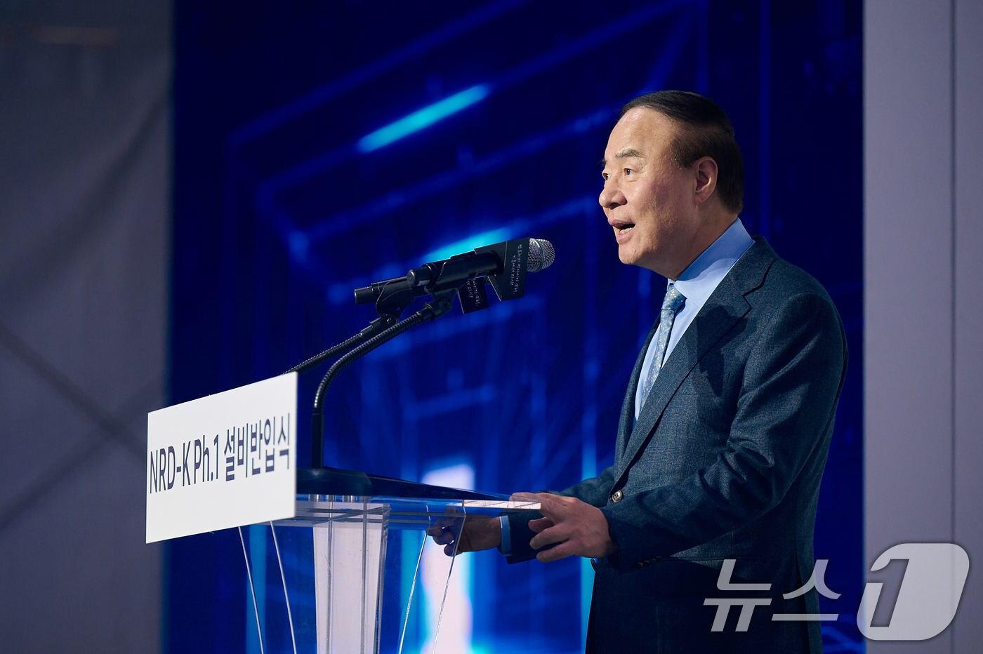 삼성전자 전영현 부회장이 18일 경기 용인 삼성전자 기흥캠퍼스에서 열린 차세대 반도체 R&D 단지 'New Research & Development - K'(NRD-K) 설비 반입식에서 기념사를 하고 있다. NRD-K는 삼성전자가 미래 반도체 기술 선점을 위해 건설 중인 약 3만 3000평 규모의 최첨단 복합 연구개발 단지다. 2030년까지 총 20조 원이 투자된다. (삼성전자 제공) 2024.11.18/뉴스1