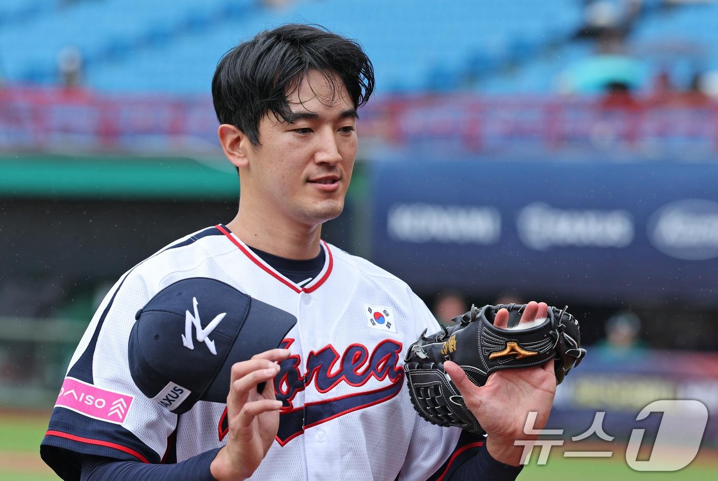 본문 이미지 - 18일(현지시간) 오후 대만 타이베이시 톈무 야구장에서 열린 2024 WBSC 프리미어12 B조 예선 대한민국과 호주의 경기, 4회초 대한민국 선발 고영표가 2사 상황에서 첫 피안타를 허용 한뒤 마운드에서 내려오고 있다. 2024.11.18/뉴스1 ⓒ News1 장수영 기자