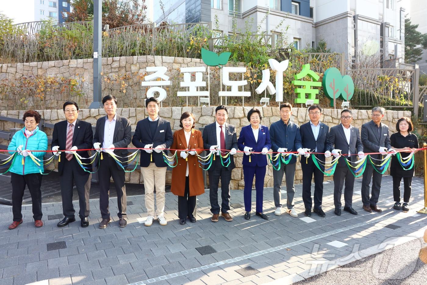 본문 이미지 - 이천시 증포동 도시숲 준공식 때 모습.(이천시 제공)