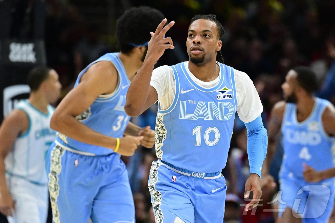 본문 이미지 - 클리블랜드 캐벌리어스가 18일(한국시간) 열린 2024-25 NBA 정규리그 경기에서 샬럿 호니츠를 꺾고 개막 15연승을 질주했다. ⓒ 로이터=뉴스1