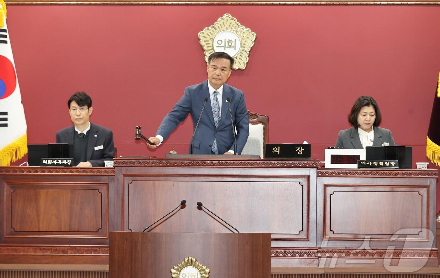  고창군의회는 18일부터 12월 18일까지 31일간의 일정으로 제312회 고창군의회 제2차 정례회를 시작했다. 조민규 의장이 정례회 개회를 선언하는 의사봉을 치고 있다.(고창군의회 제공)2024.11.18/뉴스1