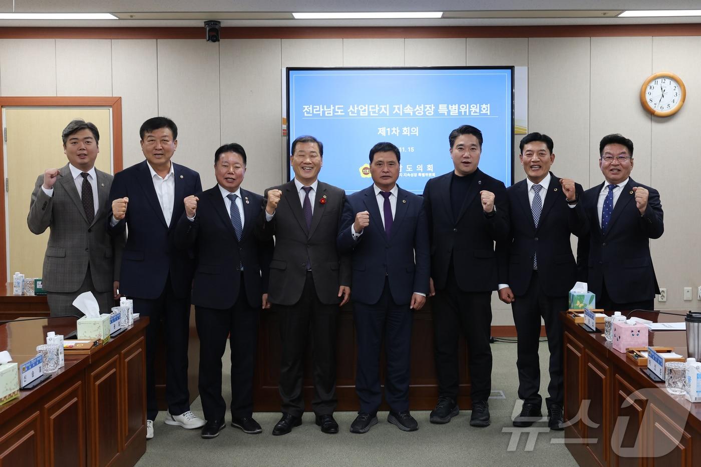 '전남도 산업단지 지속성장 특위' 위원들이 위원선임을 마치고 기념사진을 찍고 있다.(전남도의회 제공)/뉴스1