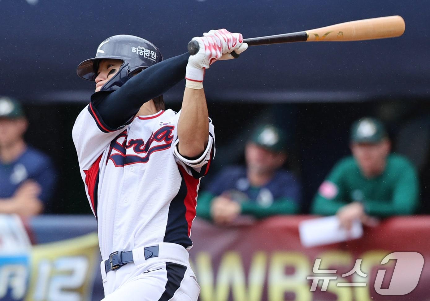 본문 이미지 - 18일&#40;현지시간&#41; 오후 대만 타이베이시 톈무 야구장에서 열린 2024 WBSC 프리미어12 B조 예선 대한민국과 호주의 경기 6회말 대한민국 공격 2사 1루 상황에서 김도영이 투런 홈런을 치고 있다. 2024.11.18/뉴스1 ⓒ News1 장수영 기자