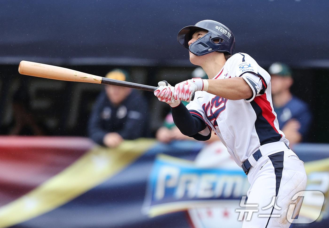 본문 이미지 - 18일(현지시간) 오후 대만 타이베이시 톈무 야구장에서 열린 2024 WBSC 프리미어12 B조 예선 대한민국과 호주의 경기 6회말 대한민국 공격 2사 1루 상황에서 김도영이 투런 홈런을 치고 있다. 2024.11.18/뉴스1 ⓒ News1 장수영 기자