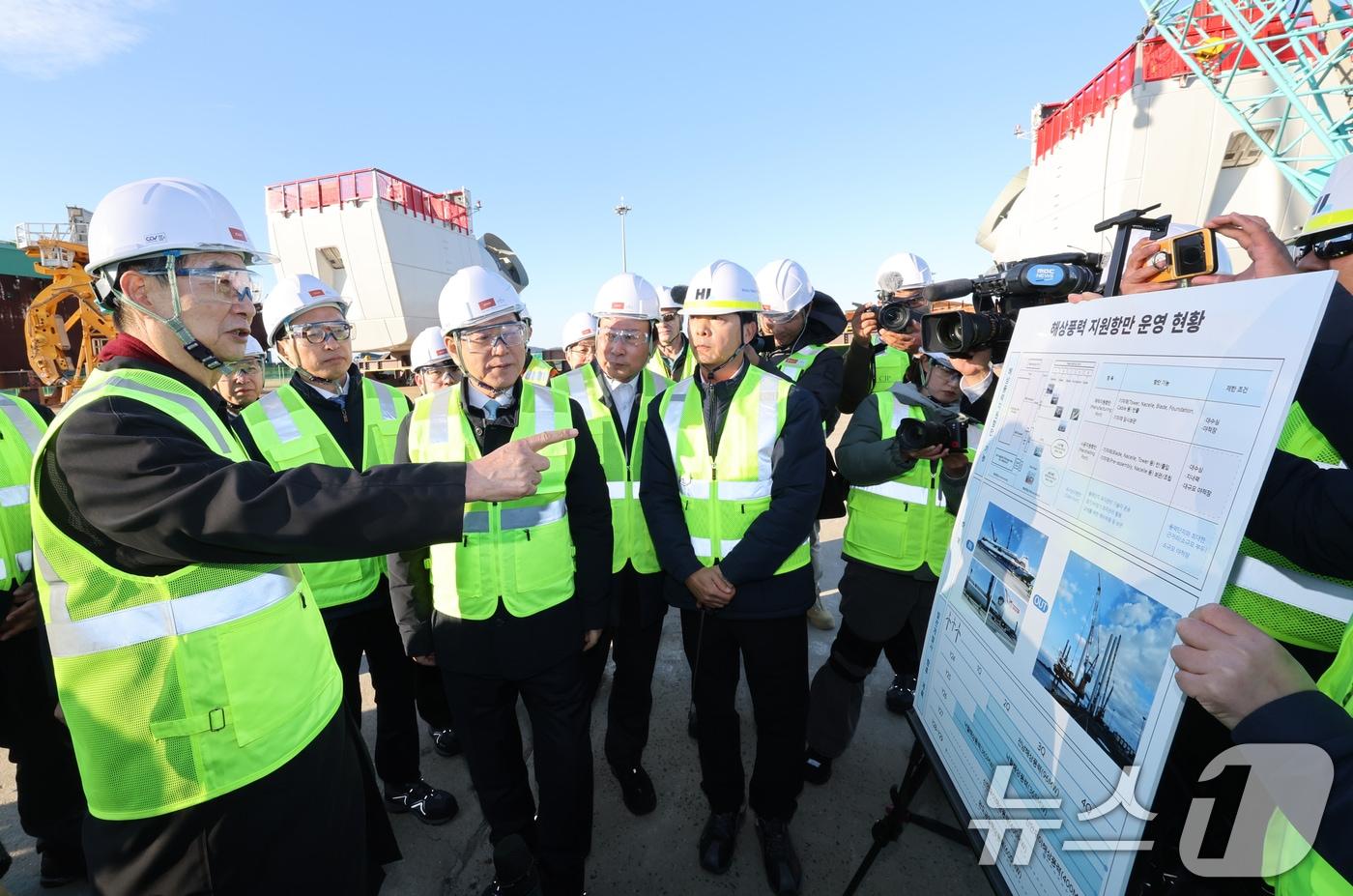 본문 이미지 - 18일 한덕수 국무총리가 김영록 전남지사, 박우량 신안군수,추형욱 SK이노베이션 E&S 사장 등과 함께 목포신항만에서 해상풍력발전 조성 적치 현장을 둘러보고 브리핑을 받고있다. 2024.11.18/뉴스1 ⓒ News1 김태성 기자