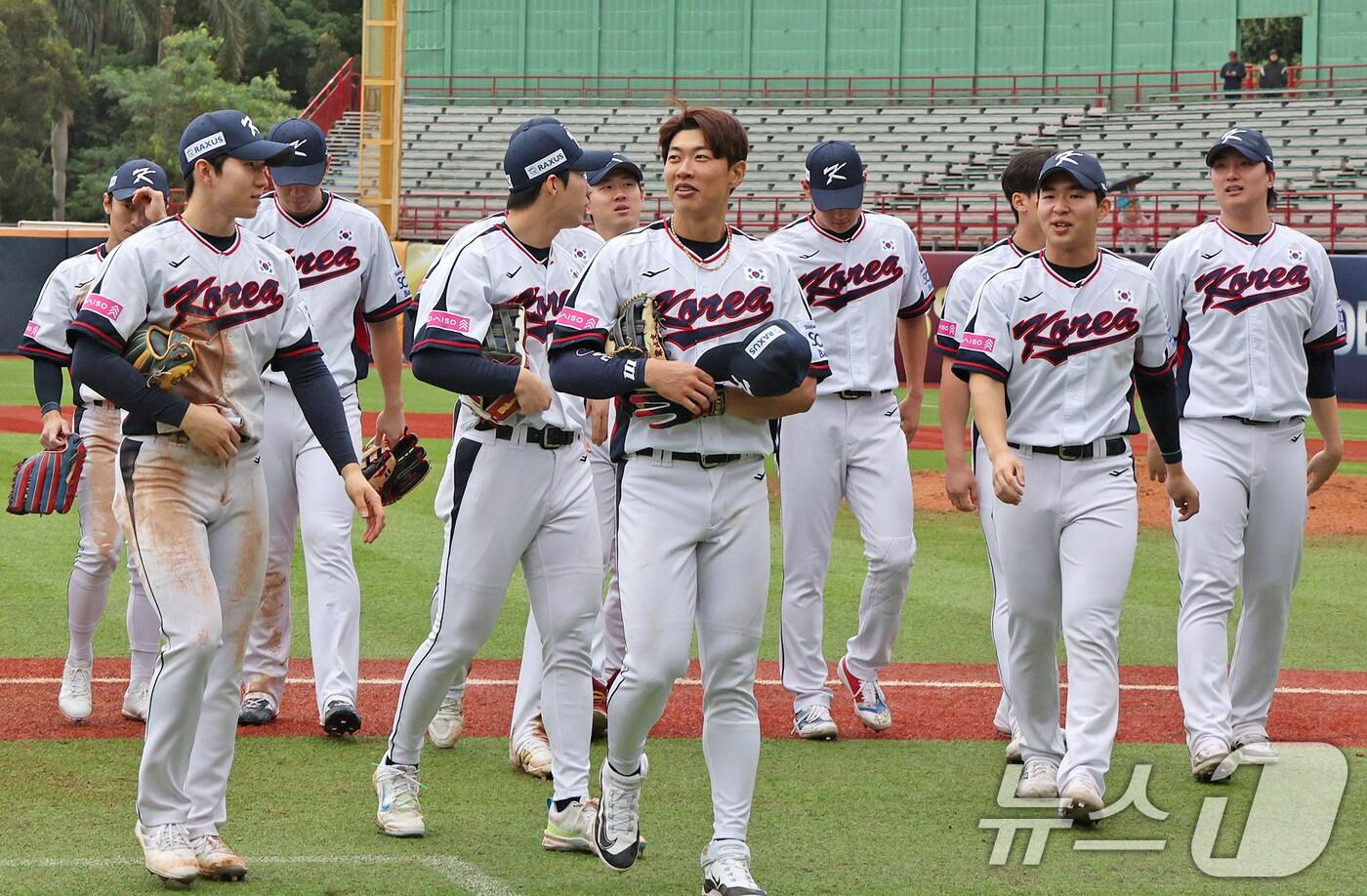 18일(현지시간) 오후 대만 타이베이시 톈무 야구장에서 열린 2024 WBSC 프리미어12 B조 예선 대한민국과 호주의 경기에서 5대 2로 승리한 대한민국 대표팀 선수들이 경기장을 나서고 있다. 2024.11.18/뉴스1 ⓒ News1 장수영 기자