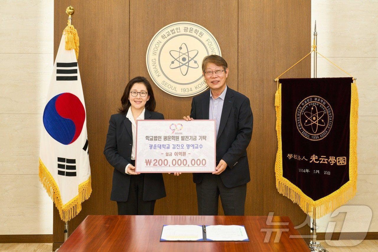 본문 이미지 - 왼쪽부터 조선영 광운학원 이사장과 김진오 로봇앤드디자인 회장. (광운대 제공)