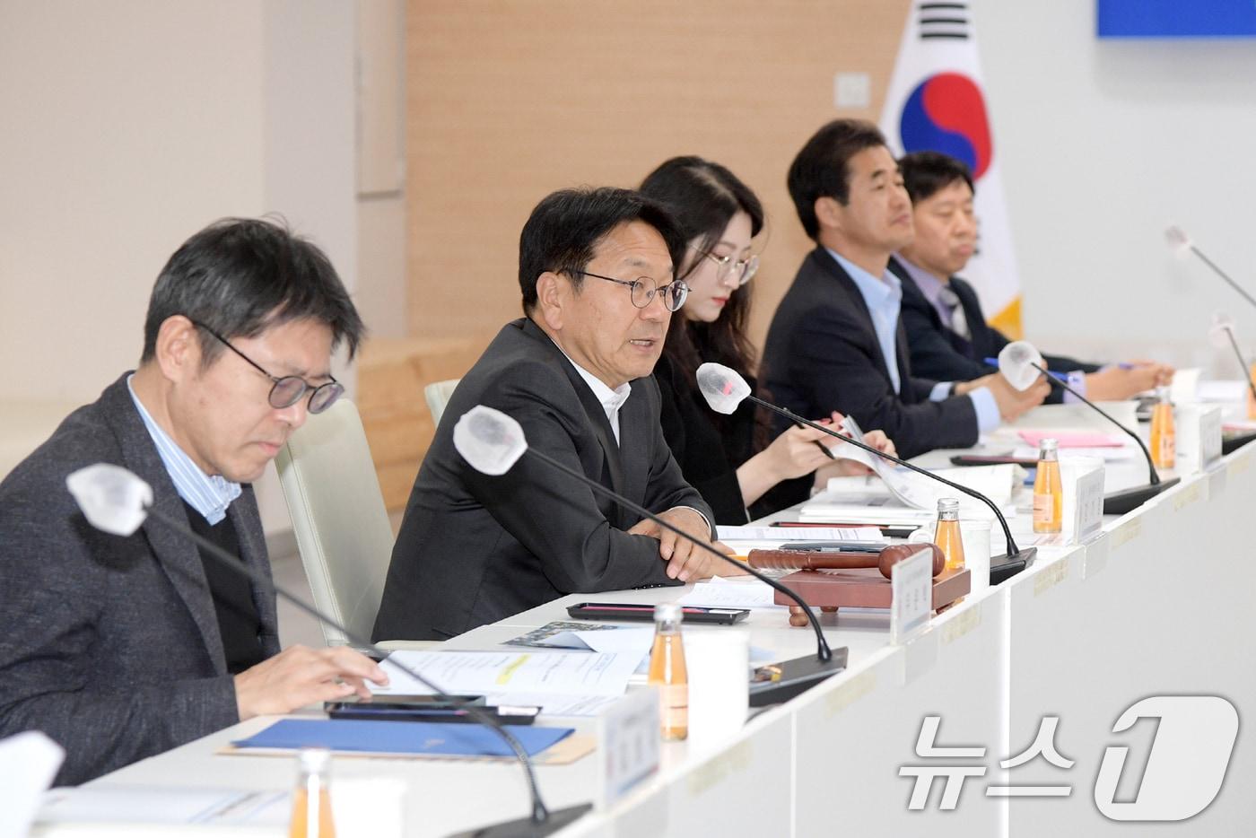 본문 이미지 - 강기정 광주시장이  18일 오후 시청 중회의실에서 아시아문화중심도시 조성 2026년 연차별 실시계획 심의위원회 회의를 주재하고 있다.(광주시 제공)2024.11.18/뉴스1