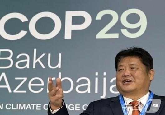 본문 이미지 - 제29차 ‘UN기후변화협약 당사국총회’가 이달 11~22일 아제르바이잔 바쿠의 바쿠스타디움에서 열리는 가운데 이상호 강원 태백시장이 최근 총회 부대행사로 마련된 ‘청정 메탄올 신산업 촉진' 컨퍼런스에서 태백의 청정메탄올 산업에 대해 소개하고 있다. (태백시 제공) 2024.11.18/뉴스1