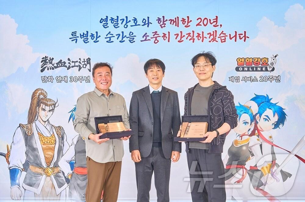 본문 이미지 - 왼쪽부터 양재현 작가, 권이형 엠게임 대표, 전극진 작가가 기념사진을 찍고 있다.(엠게임 제공)