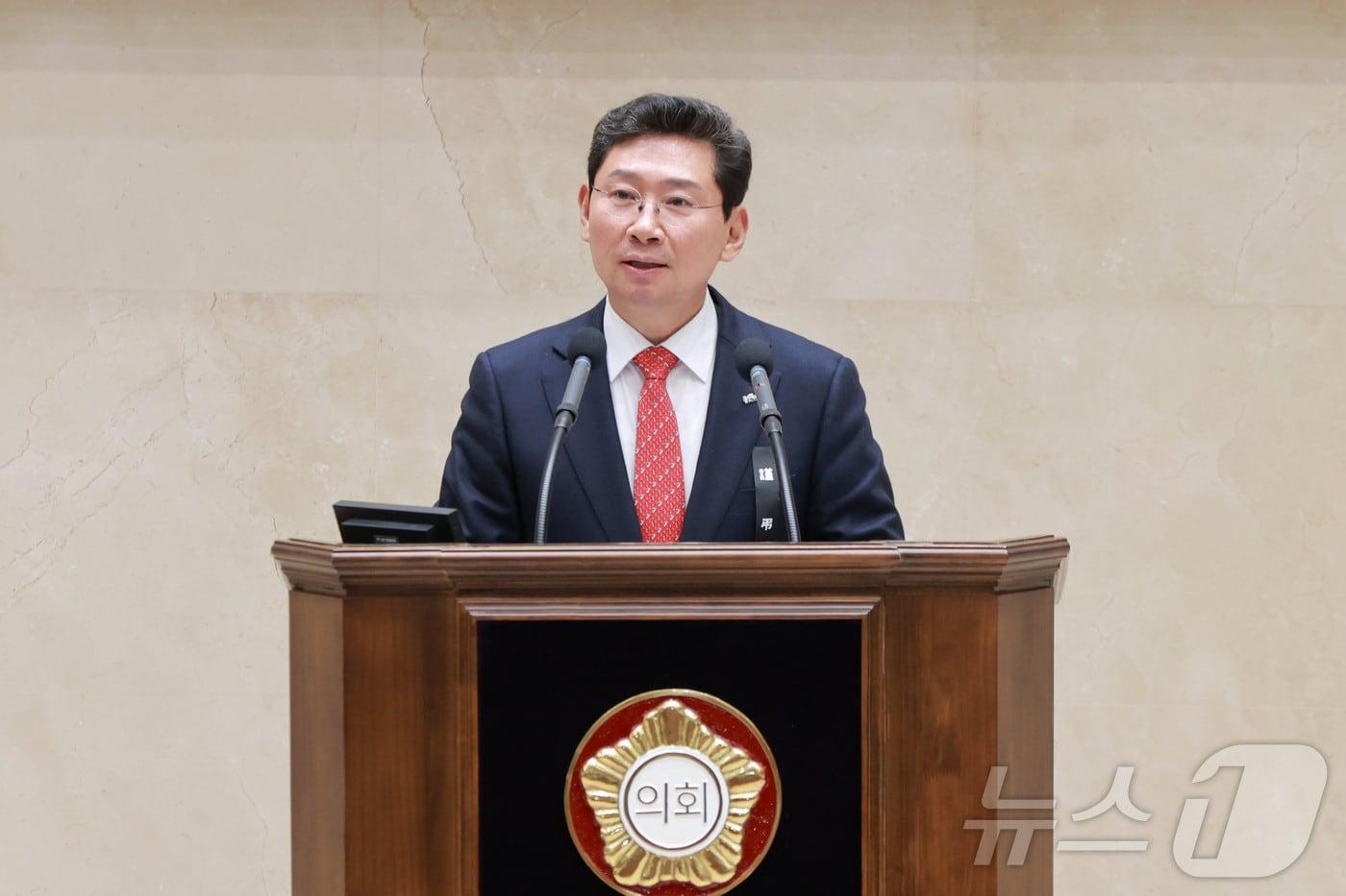 본문 이미지 - 이상일 용인시장이 18일 시의회 제288회 정례회에서 시정연설을 통해 내년도 시정운영 방향을 밝히고 있다.(용인시 제공)