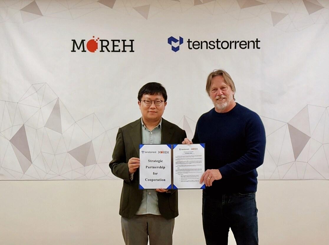 본문 이미지 - 4일 저녁 서울시 서초구 소재 모레 사무실에서 진행된 모레와 텐스토렌트의 업무 협약식. 조강원 모레 대표&#40;왼쪽&#41;, 짐 켈러 텐스토렌트 최고경영자. &#40;모레 제공&#41; 2024.11.18 /뉴스1