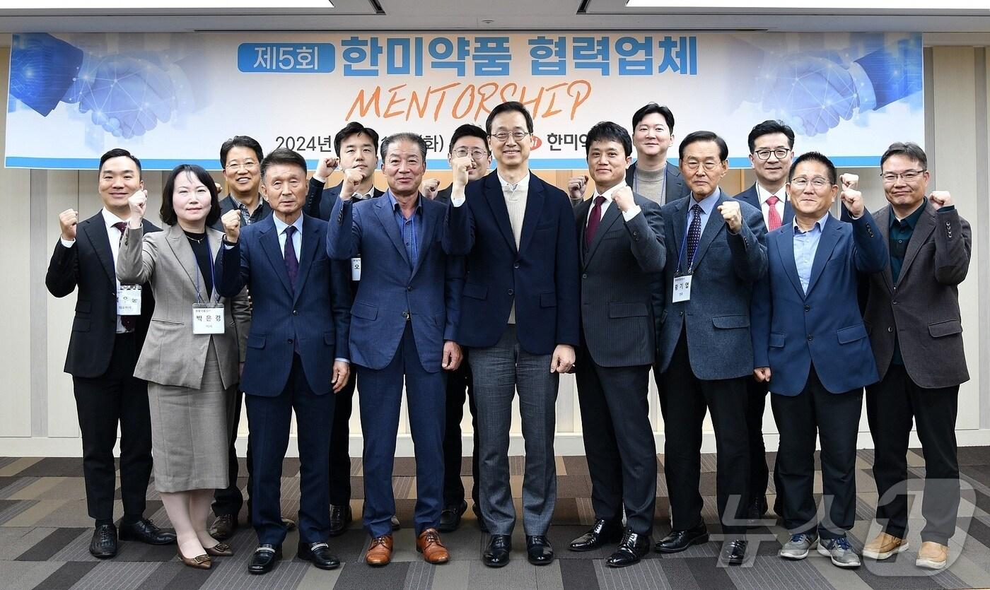 박재현 한미약품 대표(가운데)와 협력사 관계자들이 감사패 수여식 이후 기념 사진을 찍고 있다.(한미약품 제공)/뉴스1 ⓒ News1