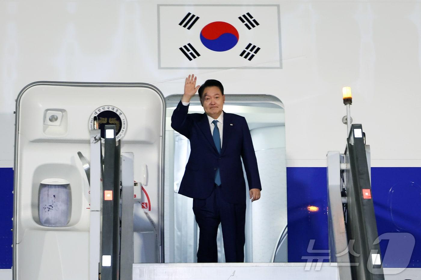 주요 20개국(G20) 정상회의에 참석하는 윤석열 대통령이 17일(현지시간) 브라질 리우데자네이루 갈레앙 공군기지에 도착해 공군 1호기에서 인사하고 있다. (대통령실 홈페이지) 2024.11.18/뉴스1 ⓒ News1 송원영 기자