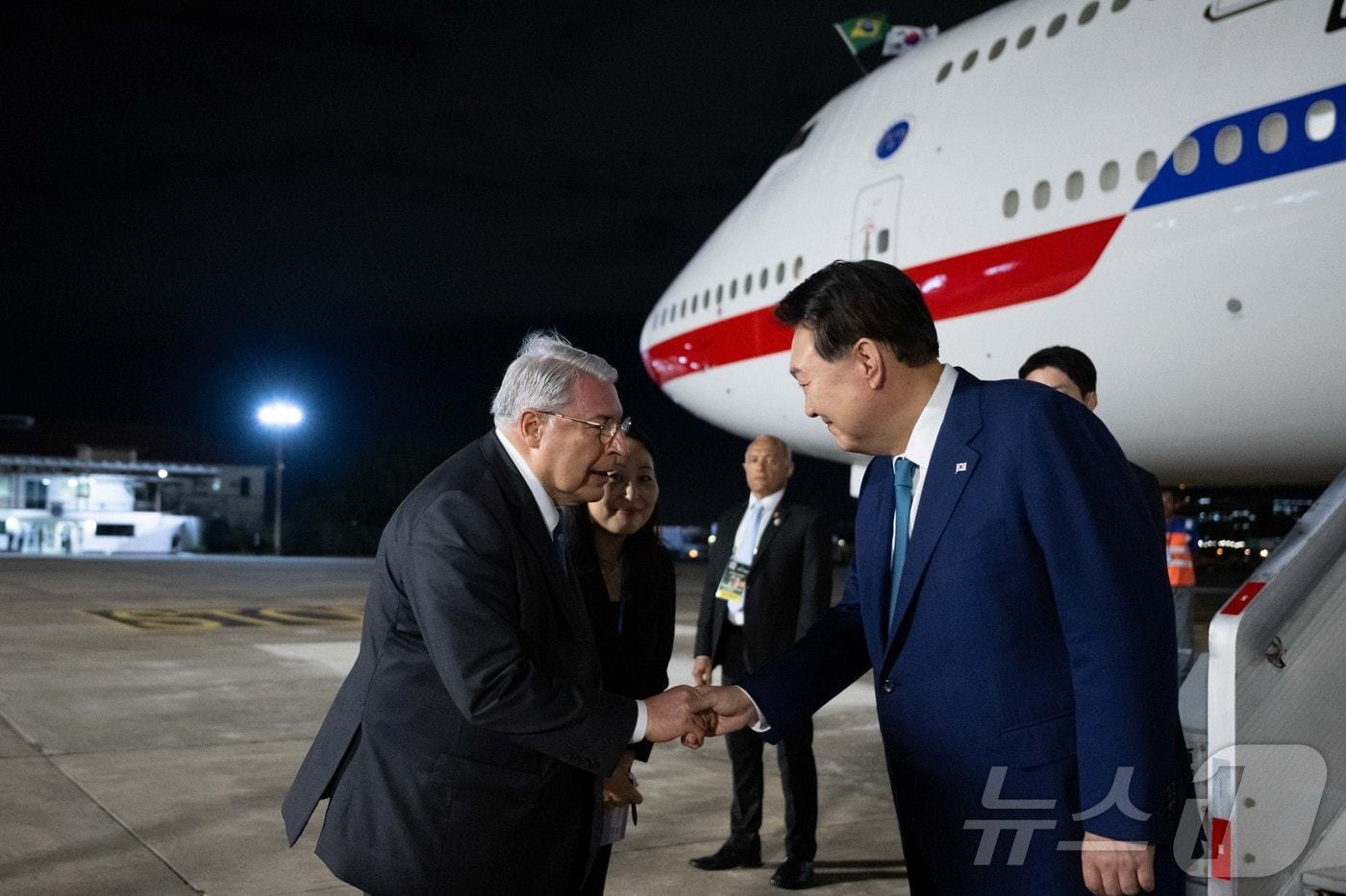 주요 20개국(G20) 정상회의에 참석하는 윤석열 대통령이 17일(현지시간) 브라질 리우데자네이루 갈레앙 공군기지에 도착해 영접 인사들과 악수하고 있다. (대통령실 홈페이지) 2024.11.18/뉴스1 ⓒ News1 송원영 기자