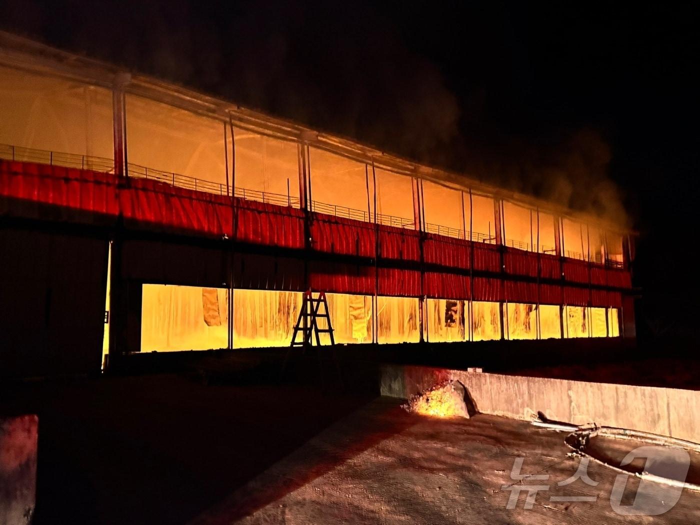 본문 이미지 - 19일 오전 3시 39분께 전북 고창군 아산면 한 염소사육농장에서 불이 난 모습.(전북자치도소방본부 제공) 2024.11.19/뉴스1