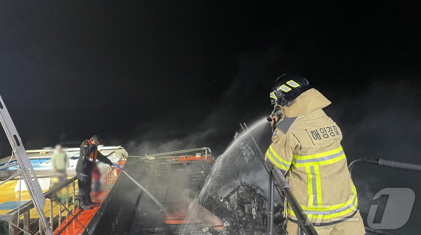 18일 오후 7시 44분쯤 전남 고흥군 지죽도 인근 해상에 있던 5톤 선박에서 불이나 해경이 불을 진화하고 있다.(여수해경 제공/92024.11.19/뉴스1