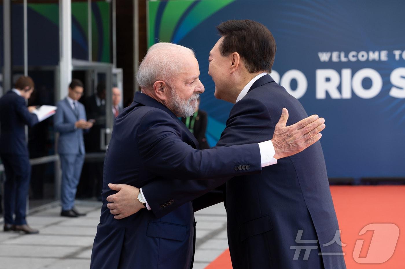 윤석열 대통령이 18일&#40;현지시간&#41; 브라질 리우데자네이루 현대미술관에서 열린 주요 20개국&#40;G20&#41; 정상회의 환영행사에서 루이스 이나시우 룰라 다시우바 브라질 대통령과 인사를 나누고 있다. &#40;대통령실 제공&#41; 2024.11.19/뉴스1 ⓒ News1 송원영 기자
