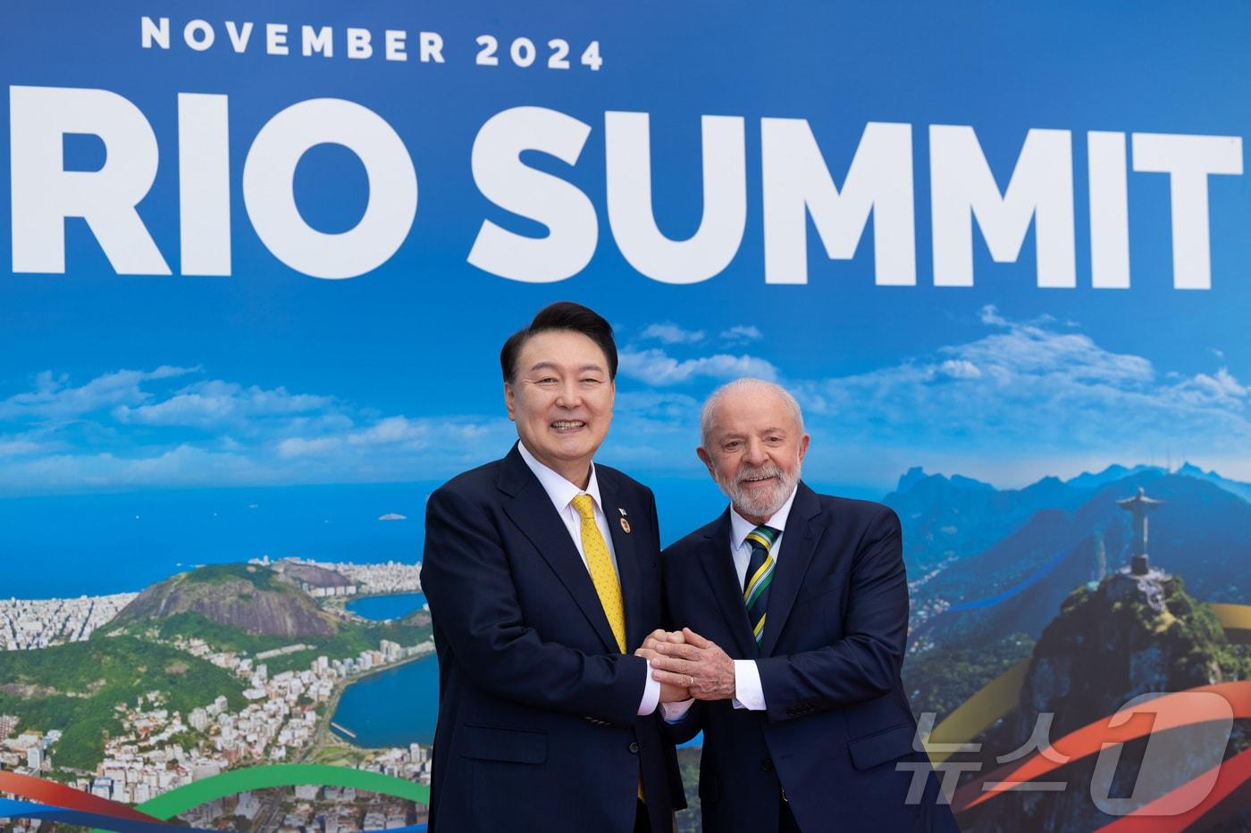 본문 이미지 - 윤석열 대통령이 18일(현지시간) 브라질 리우데자네이루 현대미술관에서 열린 주요 20개국(G20) 정상회의 환영행사에서 루이스 이나시우 룰라 다시우바 브라질 대통령과 기념촬영을 하고 있다. (대통령실 홈페이지) 2024.11.19/뉴스1 ⓒ News1 송원영 기자