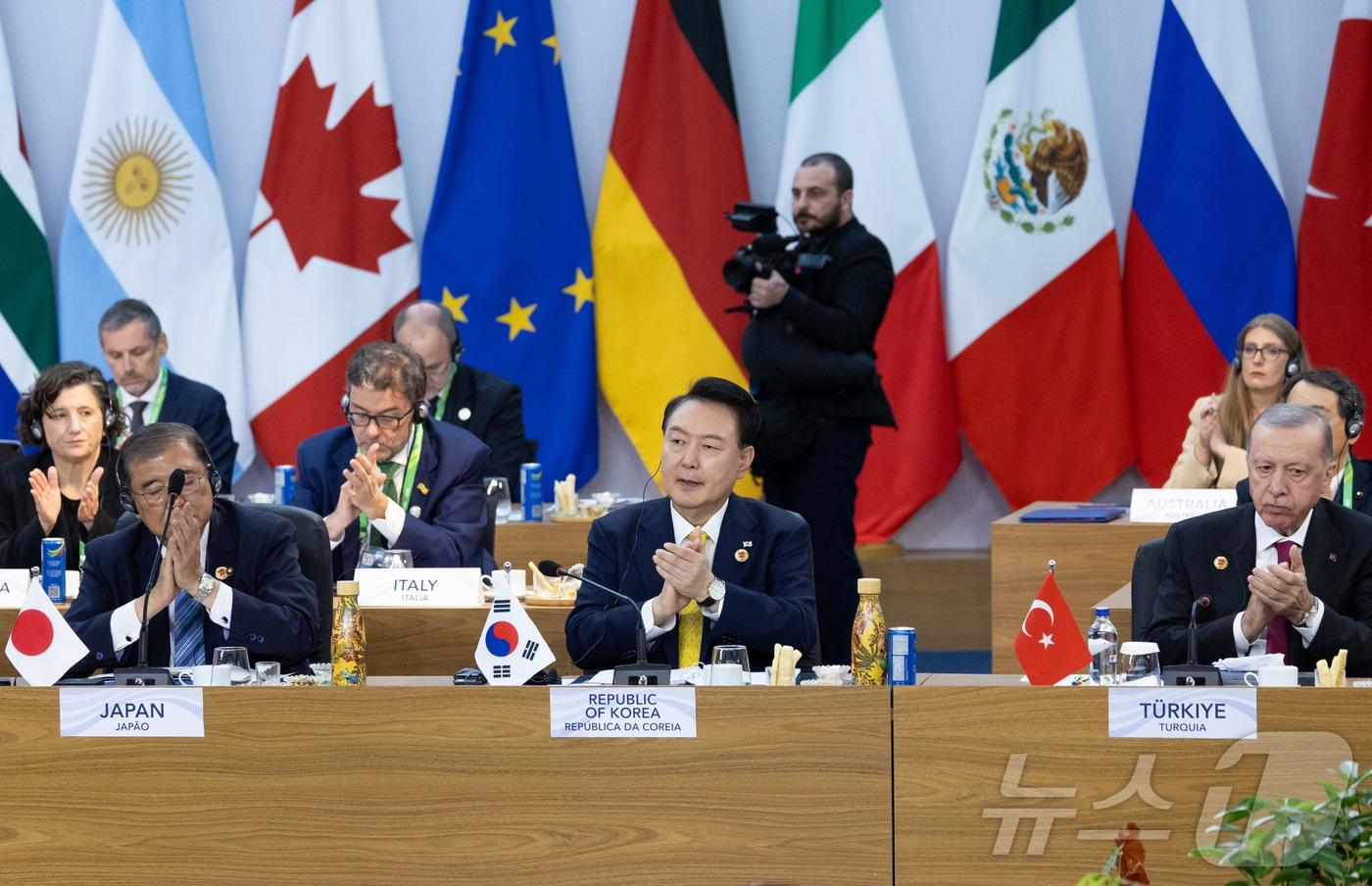 윤석열 대통령이 18일(현지시간) 브라질 리우데자네이루 현대미술관에서 열린 주요 20개국(G20) 정상회의 '글로벌 기아·빈곤 퇴치 연합 출범식'에서 박수치고 있다. (대통령실 제공) 2024.11.19/뉴스1 ⓒ News1 송원영 기자