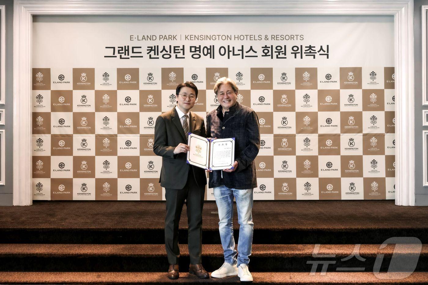 이지운 이랜드파크 대표(왼쪽)와 배우 최민식이 그랜드 켄싱턴 명예 회원 위촉식에서 기념 촬영을 하고 있다.(이랜드파크 제공)