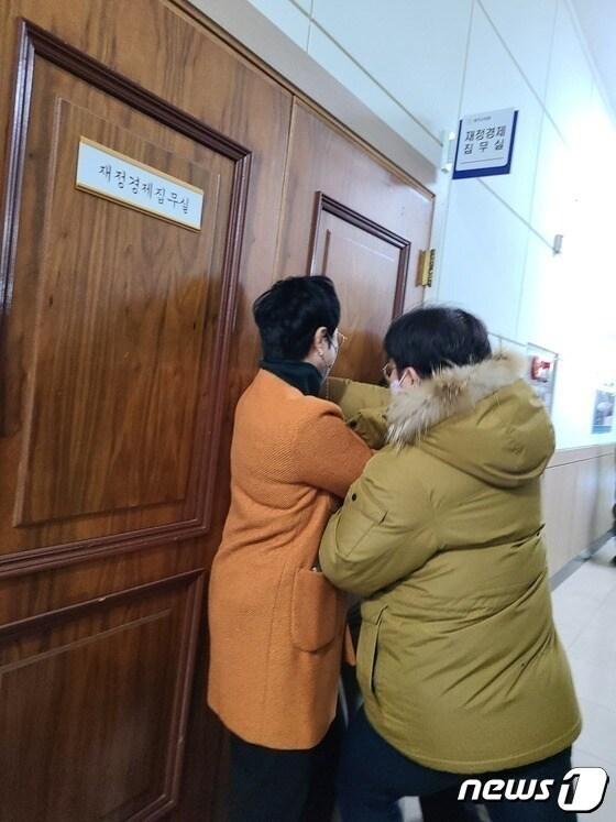 본문 이미지 - 충북 청주시청 본관동 철거에 반대하는 시의회 더불어민주당 의원들이 2022년 12월20일 4차 본회의에 참석하려는 같은 당 의원을 집무실에 감금하고 있다./뉴스1