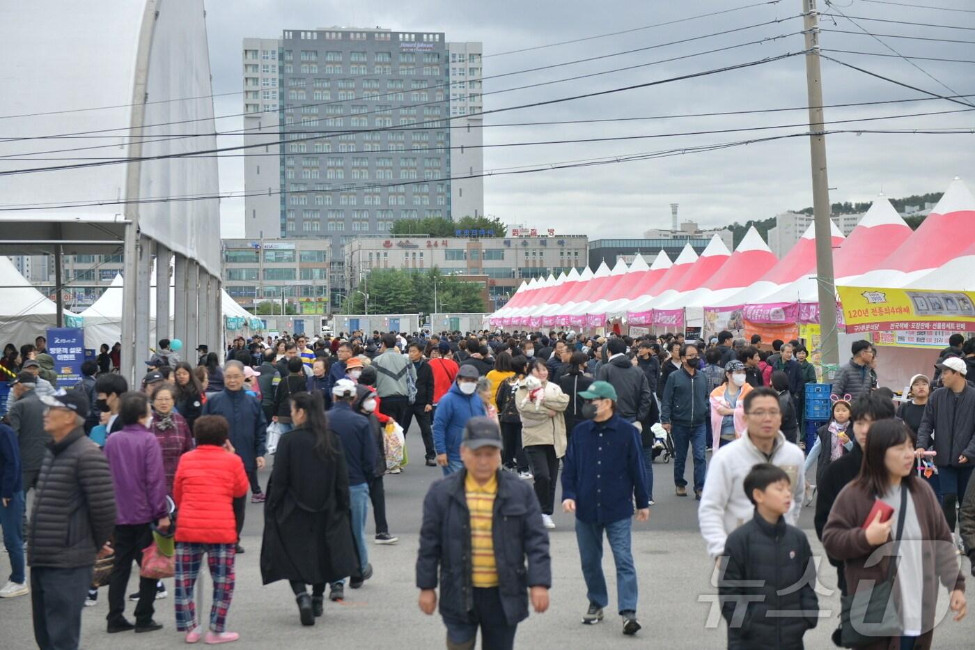 본문 이미지 - 지난달 강원 속초에서 열린 제20회 전국우수시장박람회장을 찾은 방문객들이 상품들을 둘러보고 있다.(속초시 제공) 2024.11.19/뉴스1
