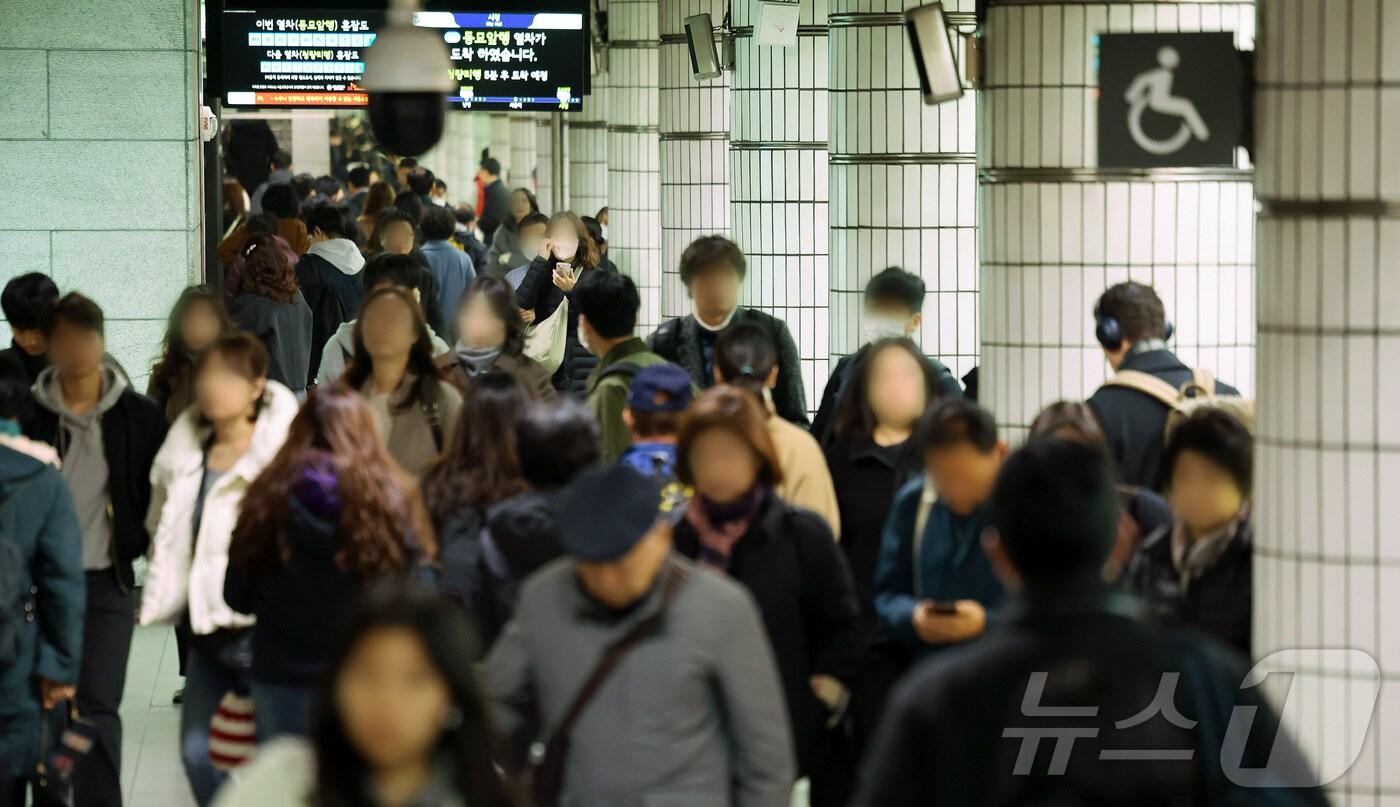 서울 시청역에서 시민들이 지하철을 이용하고 있다. 2024.11.19/뉴스1 ⓒ News1 이동해 기자