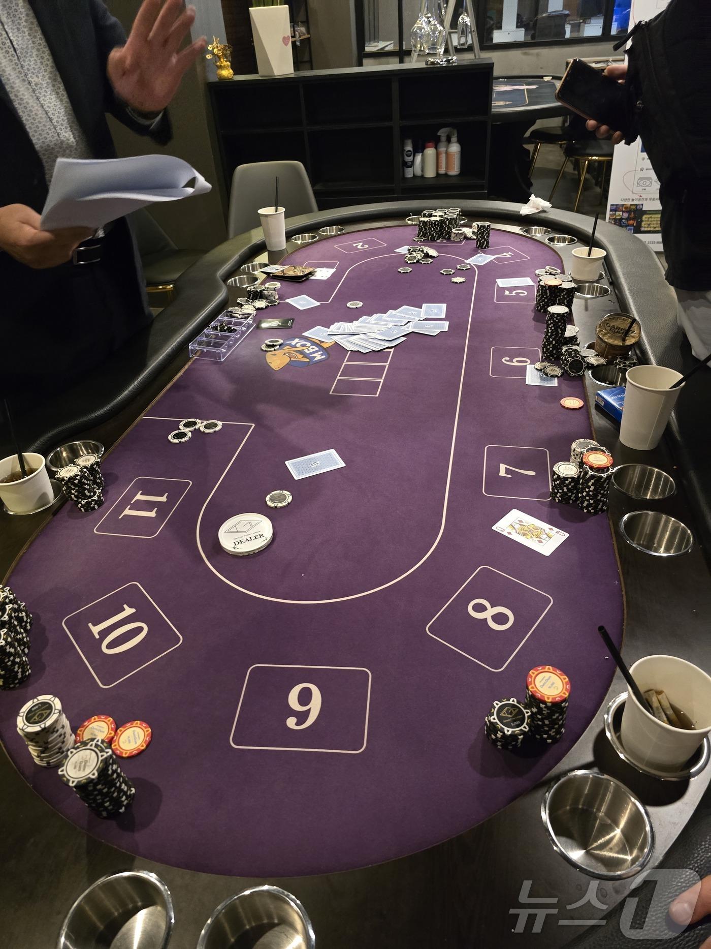 본문 이미지 -  불법 도박장으로 운영하다 적발된 대전의 한 홀덤펍. (대전경찰청 제공)/뉴스1