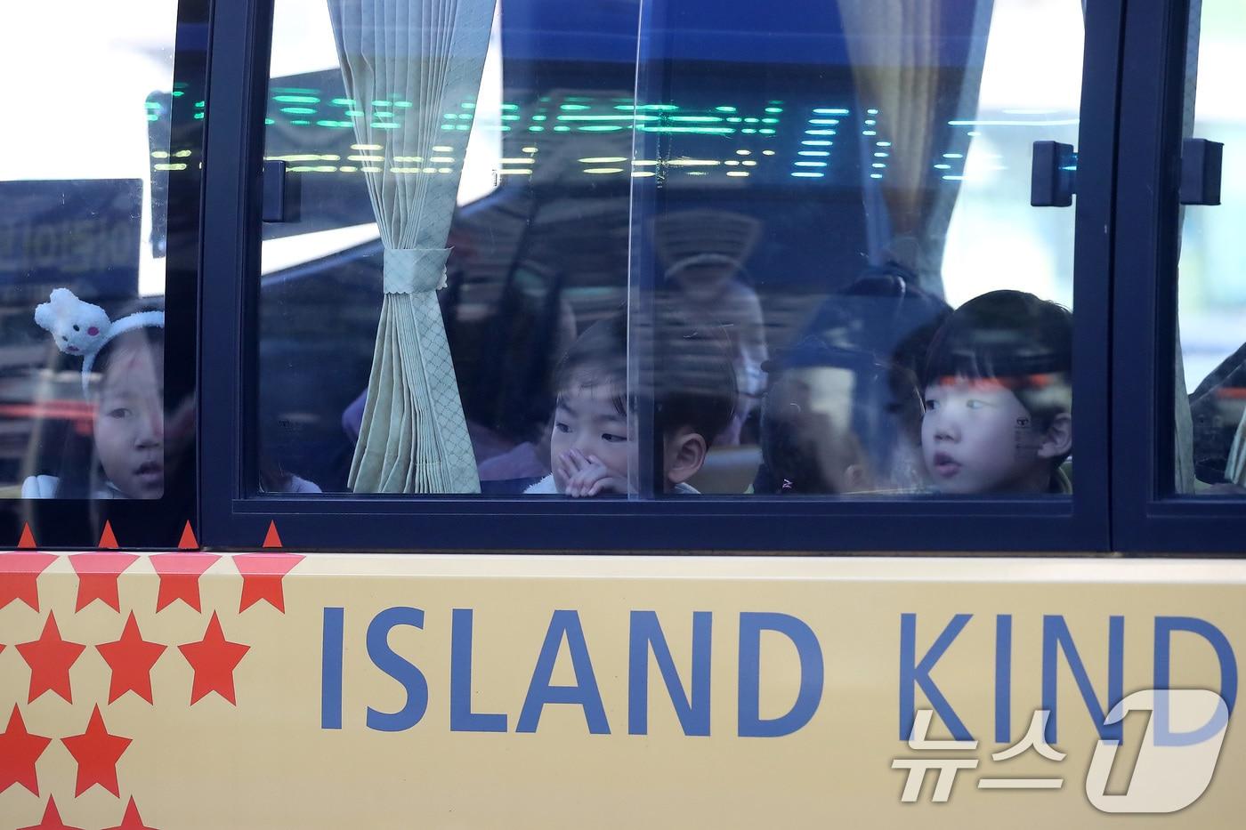 대구 도심에서 통학버스를 타고 유치원으로 가던 어린이들이 창밖을 내다보고 있다. 2024.11.19/뉴스1 ⓒ News1 공정식 기자
