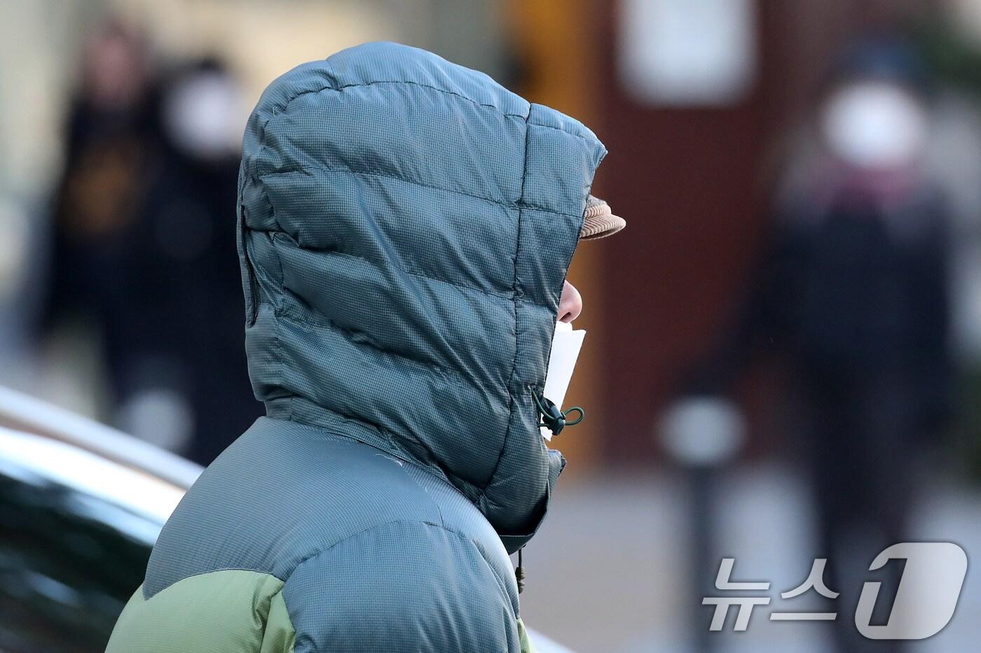 본문 이미지 - 초겨울 추위가 이어진 19일 오전 대구 도심에서 두터운 외투와 방한용품을 챙겨 나온 시민들이 발걸음을 재촉하고 있다. 2024.11.19/뉴스1 ⓒ News1 공정식 기자