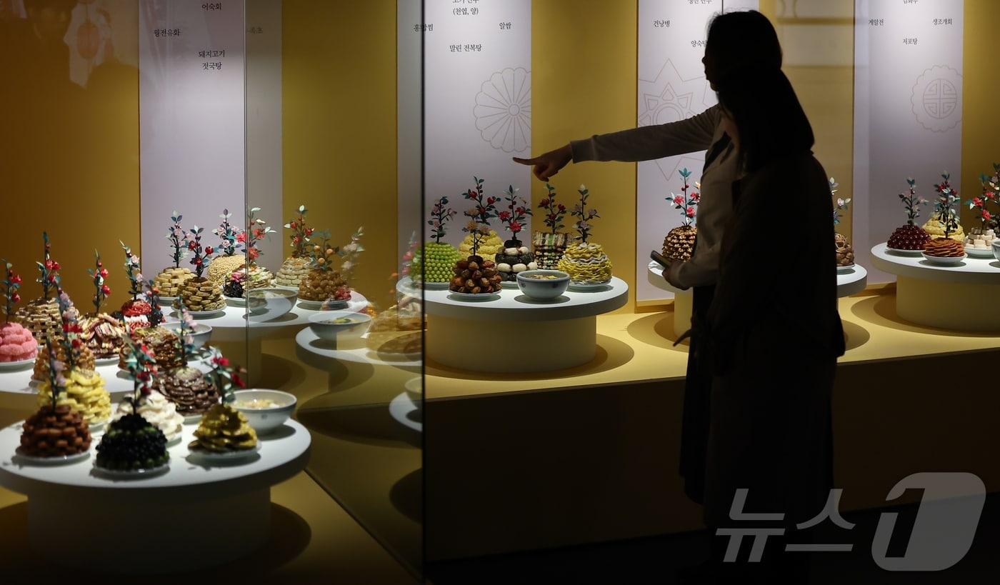 본문 이미지 - 19일 서울 종로구 국립고궁박물관에서 열린 '궁중음식, 공경과 나눔의 밥상' 특별전 언론공개회에서 관계자들이 전시를 살펴보고 있다. 2024.11.19/뉴스1 ⓒ News1 김도우 기자