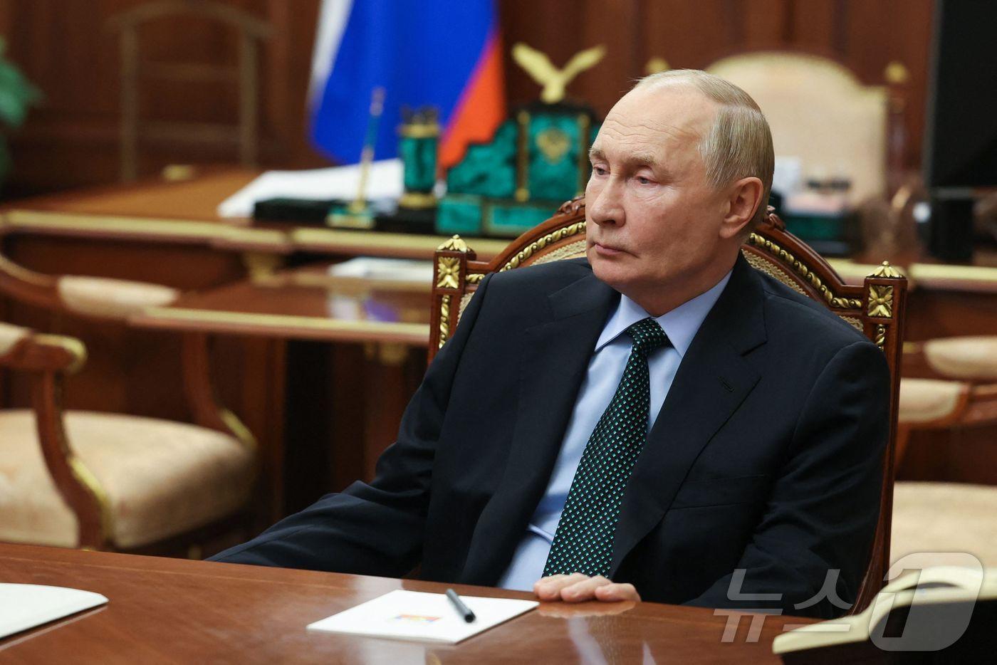 본문 이미지 - 블라디미르 푸틴 러시아 대통령이 18일 (현지시간) 모스크바 크렘린 궁에서 예브게니 발리츠키 우크라이나 자포리자 수반과 만나고 있다. 2024.11.19 ⓒ AFP=뉴스1 ⓒ News1 우동명 기자