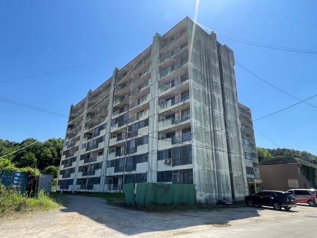 본문 이미지 - 공사 중단으로 28년간 방치된 충북 증평 윤모아파트.(증평군 제공)/뉴스1