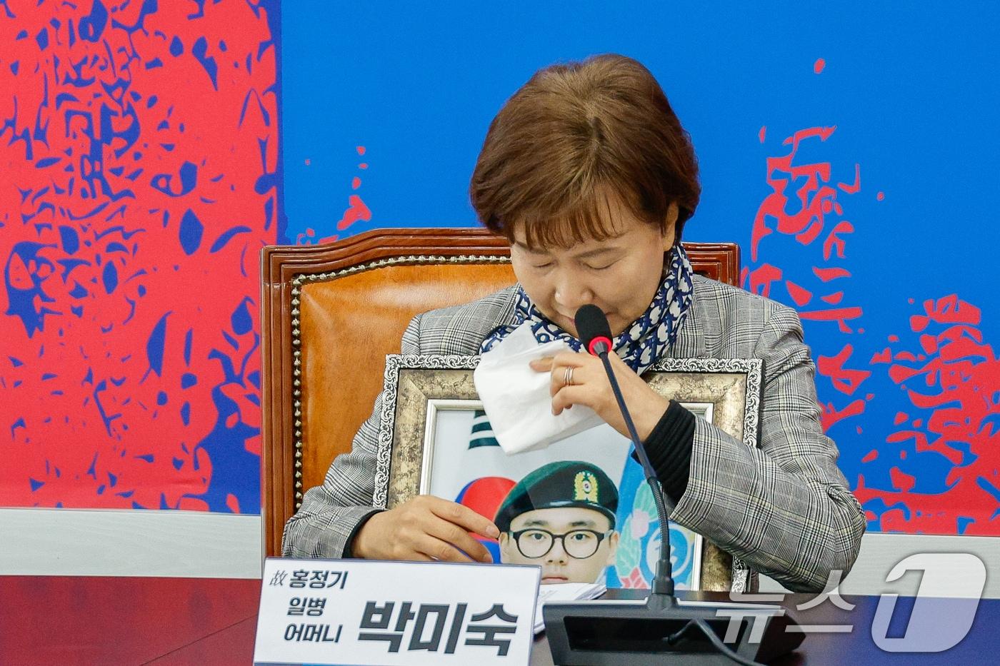 故 홍정기 일병 어머니 박미숙 씨가 19일 서울 여의도 국회에서 국가배상법 이중배상 금지 개정 및 국가유공자 소송 관련 조국 조국혁신당 대표를 면담하며 눈시울을 붉히고 있다. 군 복무 중 급성골수성 백혈병에 걸렸지만 제때 치료를 받지 못해 아급성 뇌출혈로 사망한 홍 일병의 어머니는 이중배상 금지 조항으로 군 사망사건 유가족들이 보상과 배상 중 하나만을 선택해야 한다며 22대 국회에서 관련 법안 개정을 촉구, 여야 대표 면담을 요구했다. 2024.11.19/뉴스1 ⓒ News1 안은나 기자