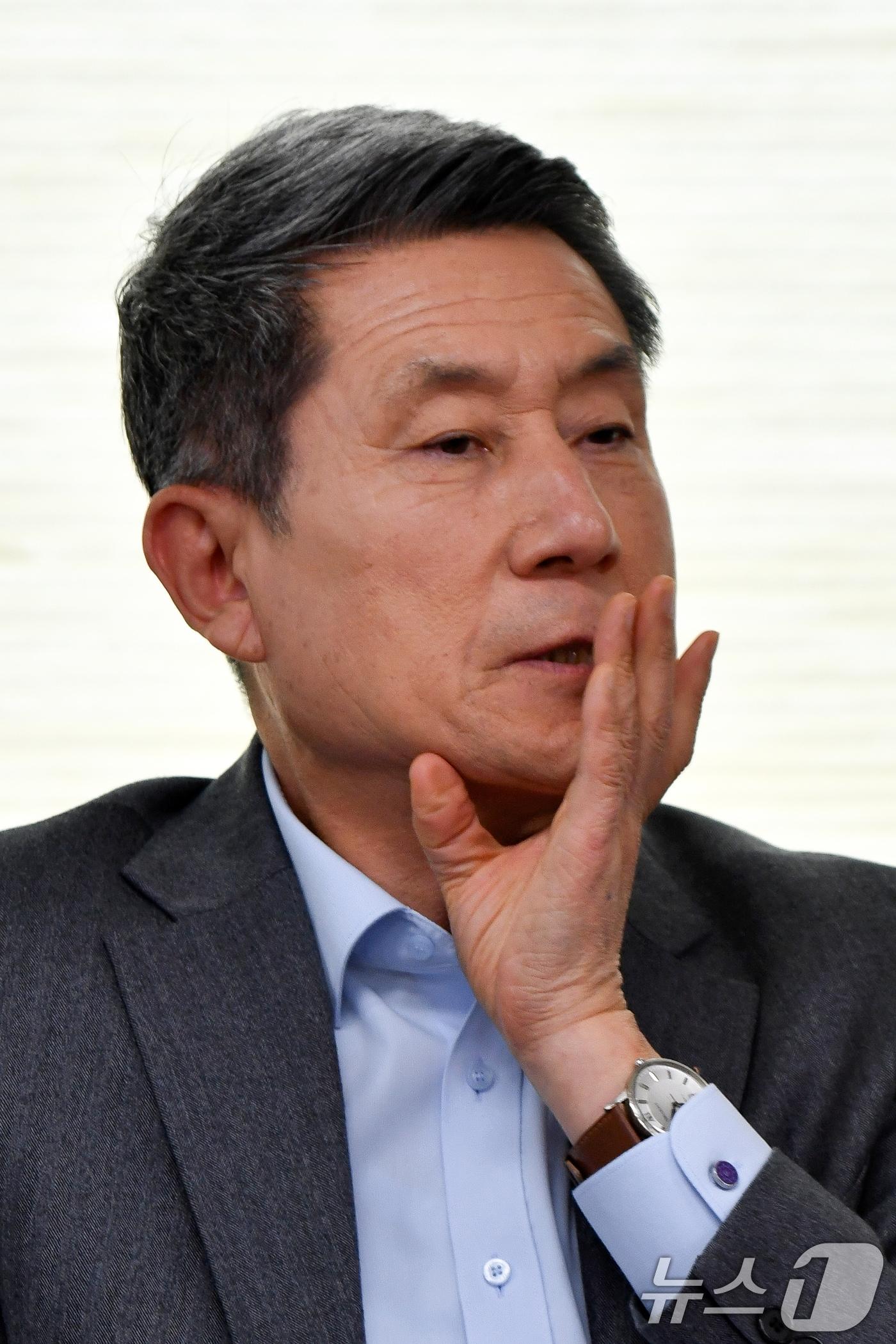 본문 이미지 - 이강덕 경뷱 포항시장이 19일 시청 브리핑룸에서 아제르바이잔 바쿠에서 열린 제29차 유엔기후변화협약 당사국총회 및 튀르키예 베이욜루구 시와의 방문 성과를 발표하고 있다. 2024.11.19/뉴스1 ⓒ News1 최창호 기자