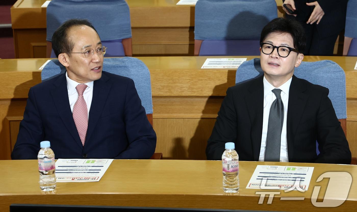 본문 이미지 - 국민의힘 한동훈 대표와 추경호 원내대표가 19일 오전 서울 여의도 국회 의원회관에서 열린 'Dr.인요한의 한국형 구급차 2.0 국회 전시회'에서 참석해 자리하고 있다. 2024.11.19/뉴스1 ⓒ News1 김민지 기자