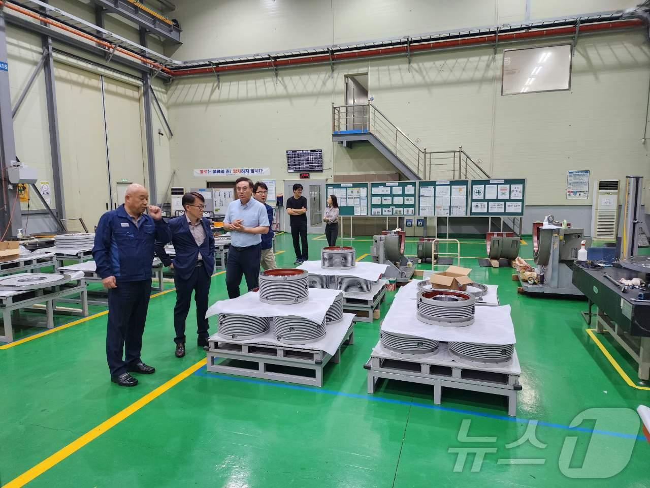 본문 이미지 - 찾아간데이-찾아온데이 구매상담회 일환으로 동서발전 구매부서 관계자가 중소기업에 방문해 공장견학을 하고있다. (사진제공=동서발전)