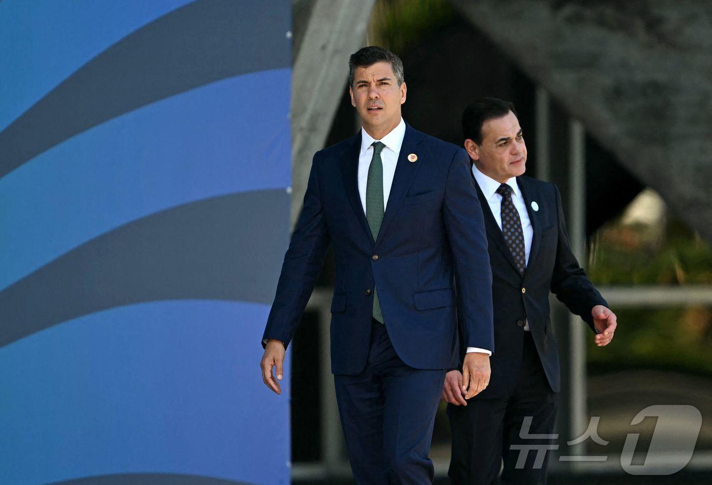 본문 이미지 - 18일(현지시간) 산티아고 페냐 파라과이 대통령(왼쪽)이 브라질 리우데자네이루에서 열린 G20 정상회의 1차 회의 후 사진을 찍기 위해 걸어가고 이다. 2024.11.18 ⓒ AFP=뉴스1 ⓒ News1 정지윤 기자