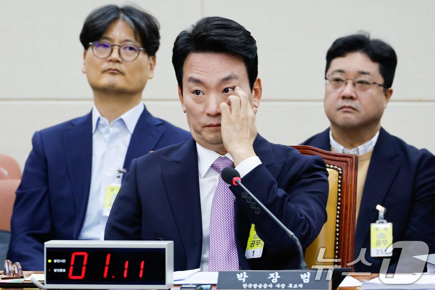 본문 이미지 - 박장범 한국방송공사(KBS) 사장 후보자가 19일 서울 여의도 국회 과학기술정보방송통신위원회에서 열린 인사청문회에 출석해 의원들의 의사진행 발언을 듣고 있다. 뒷줄 왼쪽은 참고인 출석한 노태영 KBS 기자협회장, 오른쪽은 박상현 노조본부장. 2024.11.19/뉴스1 ⓒ News1 안은나 기자