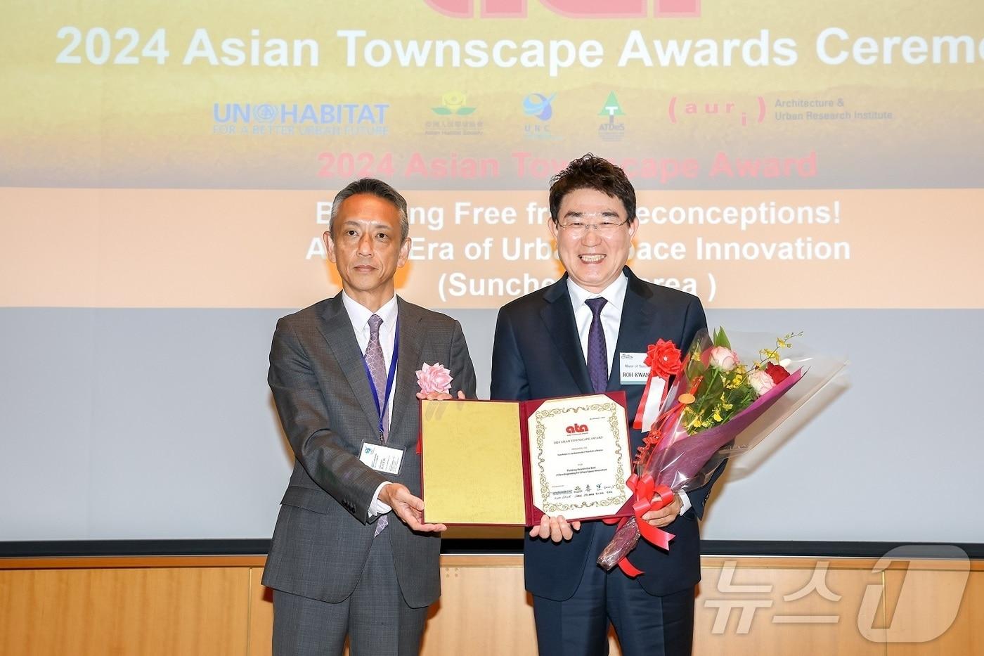 전남 순천시(오른쪽, 노관규 시장)는 일본 후쿠오카에서 개최된 '2024아시아도시경관상'에서 본상을 수상하고 기념사진을 찍고 있다.(순천시 제공)2024.11.19/뉴스1