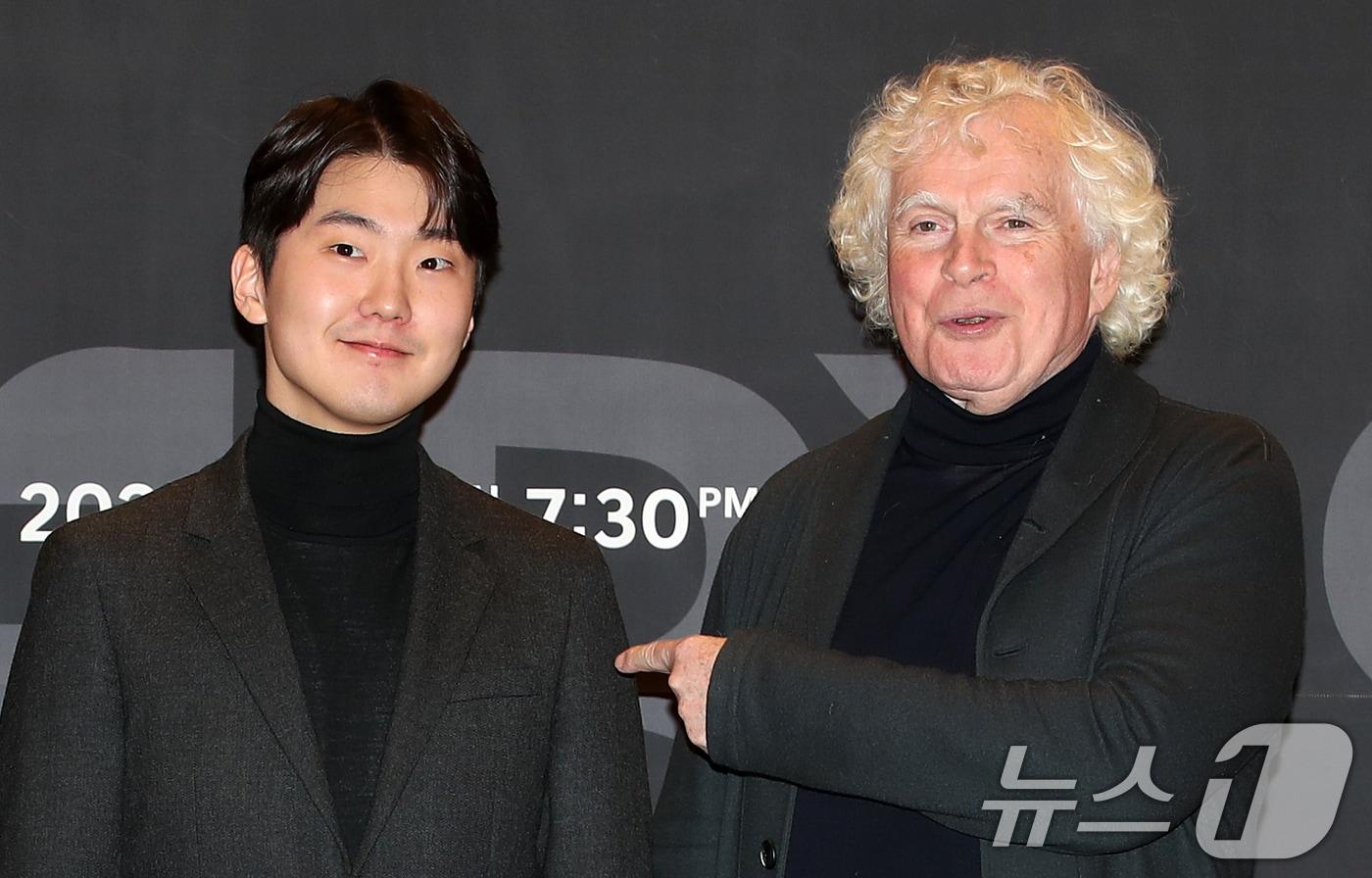 피아니스트 조성진과 ‘전설의 마에스트로’ 사이먼 래틀 경이 19일 서울 송파구 롯데콘서트홀 리허설룸에서 열린 '사이먼 래틀 경 & 바이에른 방송교향악단 피아니스트 조성진 협연 기자간담회'에서 기념촬영을 하고 있다. 창단 75주년을 맞이한 바이에른 방송교향악단의 새 상임지휘자 사이먼 래틀 경과 조성진이 협연해 다채로운 레퍼토리의 클래식 선율을 선사할 이번 공연은 오는 20일부터 이틀간 롯데콘서트홀에서 펼쳐진다. 2024.11.19/뉴스1 ⓒ News1 오대일 기자