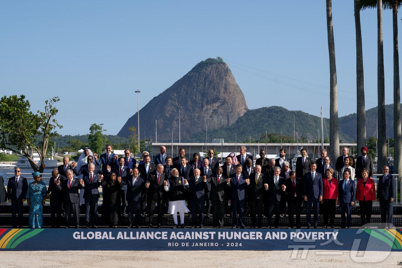 윤석열 대통령&#40;가운데줄 왼쪽부터 여덟 번째&#41;이 18일&#40;현지시간&#41; 브라질 리우데자네이루 현대미술관에서 열린 주요 20개국&#40;G20&#41; 정상회의에서 &#39;글로벌 기아·빈곤 퇴치 연합 출범&#39;에 참여한 G20 각국 정상 및 국제기구 수장들과 함께 기념촬영을 하고 있다. &#40;대통령실 제공&#41; 2024.11.19/뉴스1 ⓒ News1 송원영 기자
