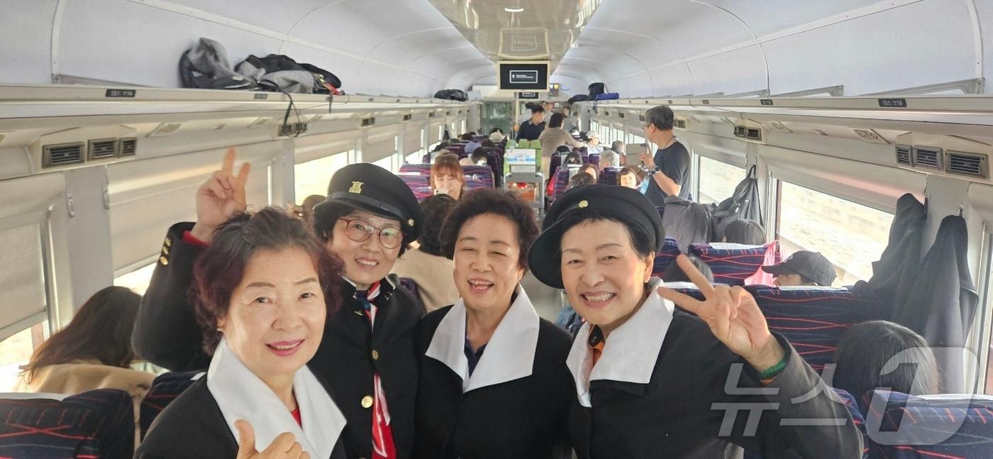 ‘충남으로 떠나는 레트로 낭만 열차’를 타고 여행을 즐기고 있는 탑승객들이 여고시절 모습으로 사진을 촬영하고 있다.(충남문화관광재단 제공) /뉴스1