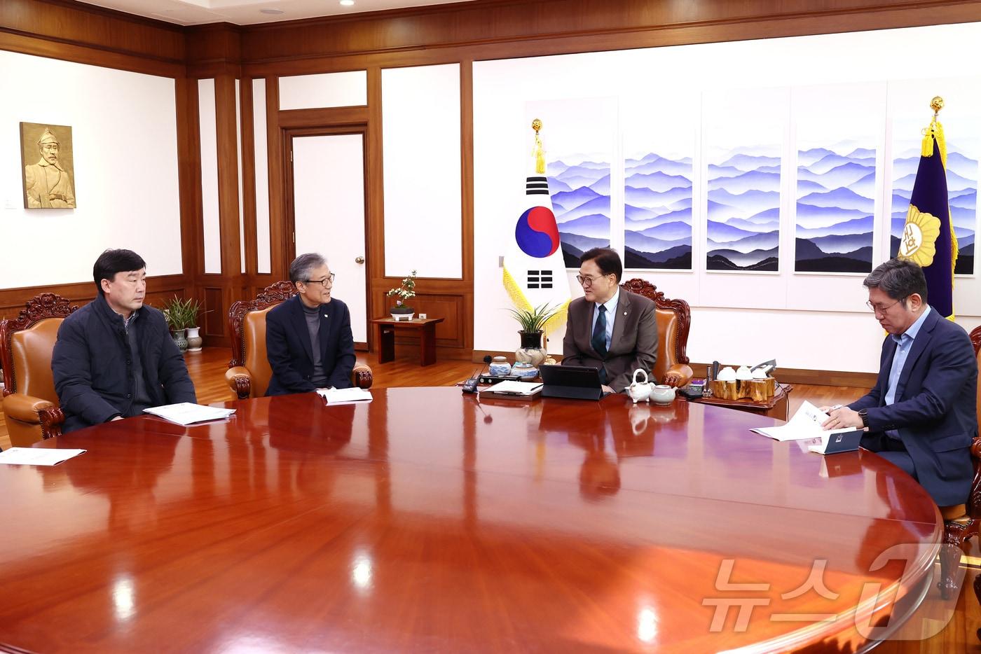 지난해 11월 19일 우원식 당시 국회의장이 오전 의장 집무실에서 원순석 5·18 기념재단 이사장을 접견하고 있다. (국회의장실 제공) 2024.11.19/뉴스1