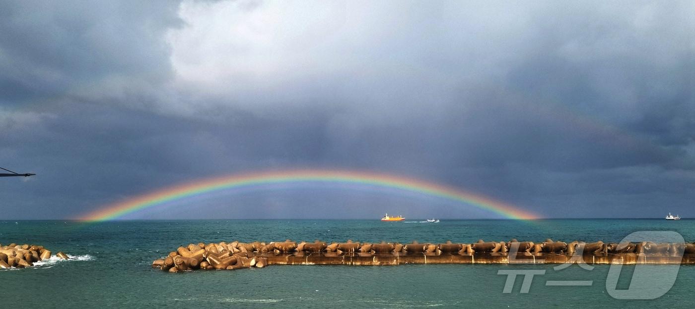 19일 오후 제주시 탑동해안로 앞바다에 쌍무지개가 떠 있다. 무지개는 대기 중에 있는 빗방울 내에서 빛이 두 번에 걸쳐 굴절과 반사가 이뤄지면서 나타나는 현상이다.2024.11.19/뉴스1 ⓒ News1 오미란 기자